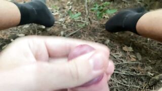 ПАРЕНЬ ГОЛЫЙ ХОДИТ ПО ЛЕСУ И ДРОЧИТ СО СТОНАМИ. КОНЧАЕТ МНОГО СПЕРМЫ